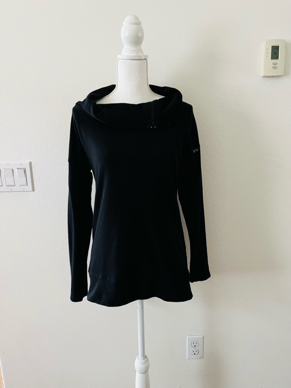 Women's Black Hooded Long-Sleeve Pullover